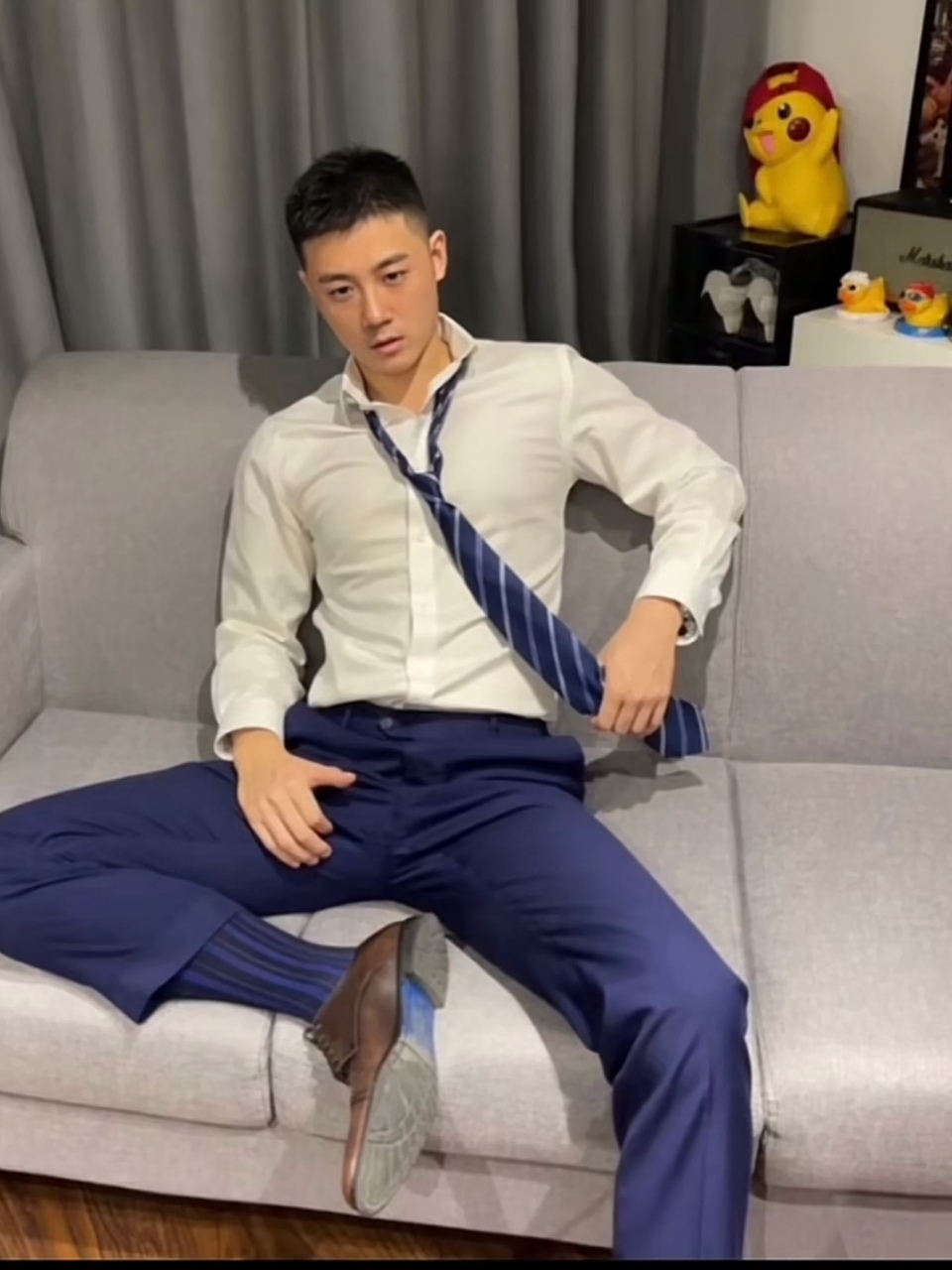 正装小哥玩自拍,扯领带的动作太欲了!