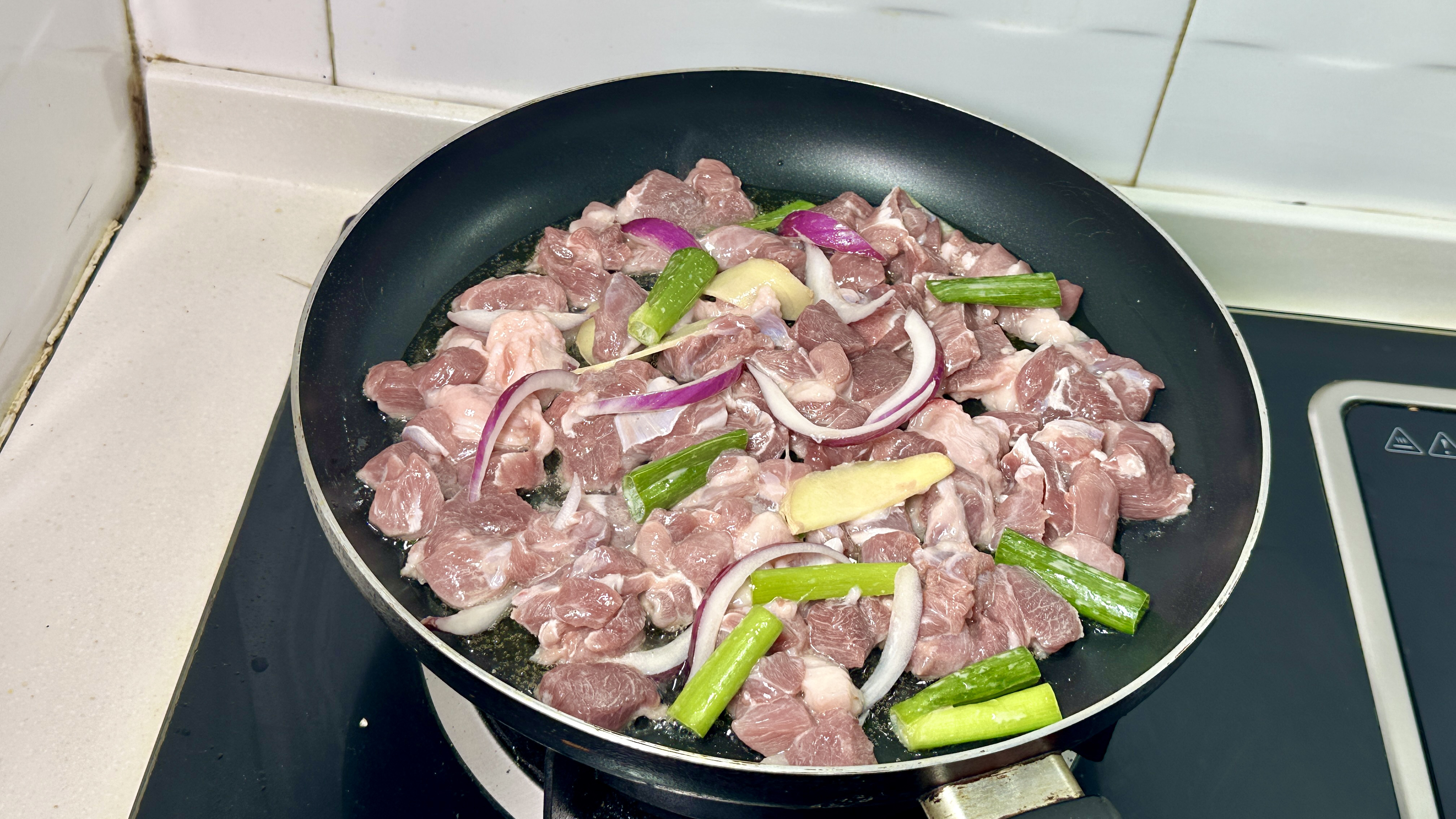 想吃羊肉串不用再上烧烤店,在家就能做,鲜香味美做法简单还好吃