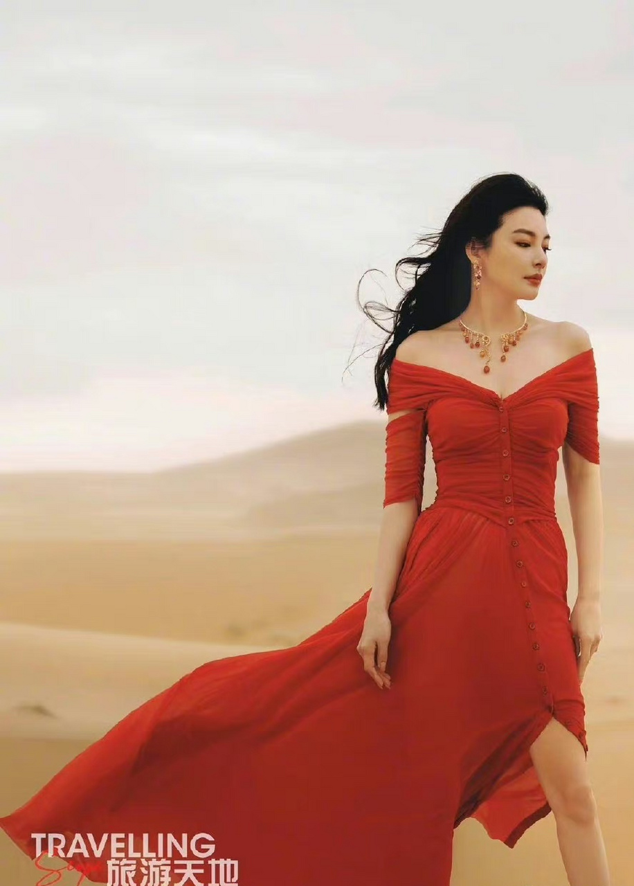 张雨绮 《旅游天地》5月刊封面9615一袭烈焰红露肩连衣裙置身于