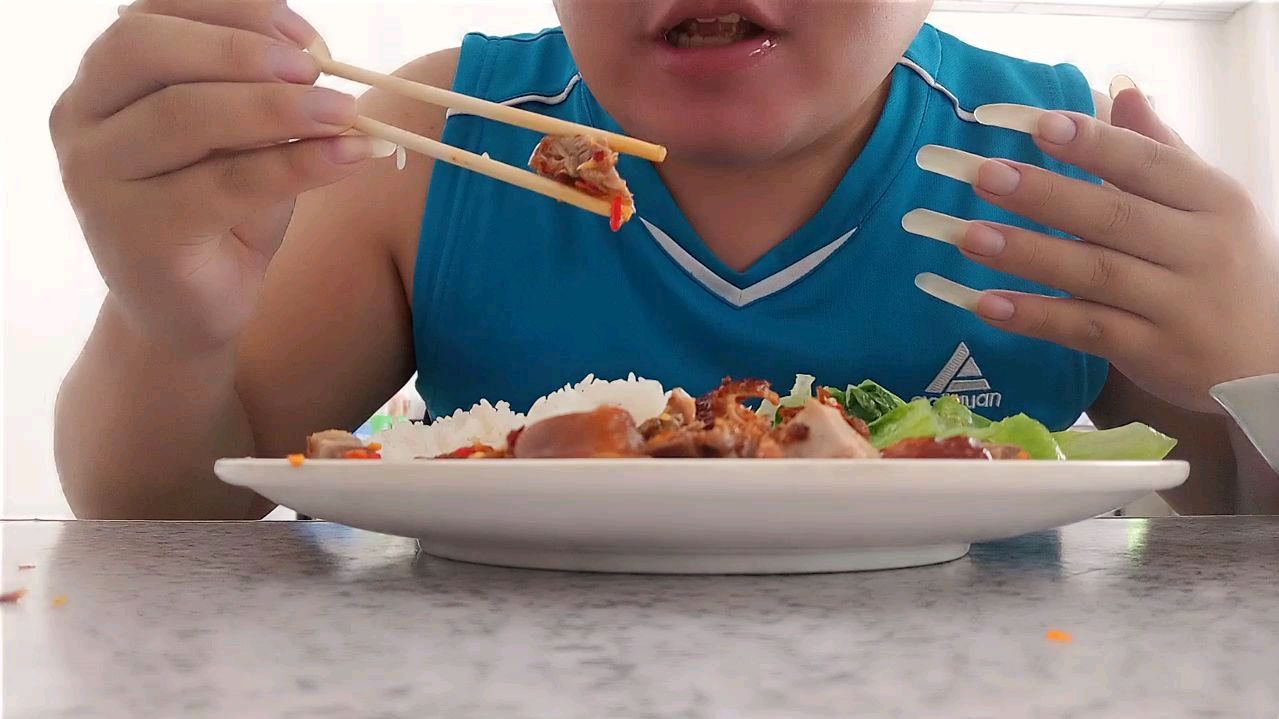 吃着美味的烧鸭饭好安逸,好舒服,好爽实