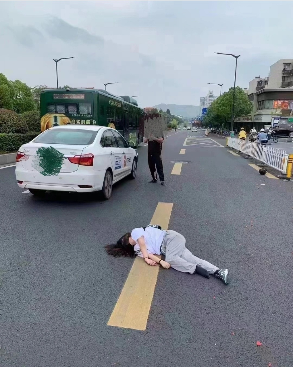 倒下的女孩,看着年纪不大 ,之前听说遇车祸鞋掉了很大概率就不行了