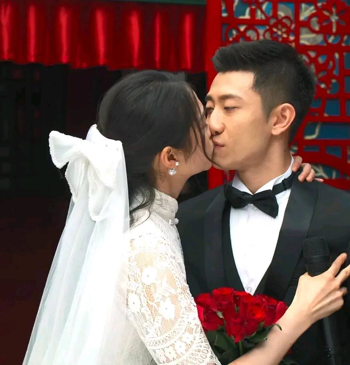 关晓彤和张一山结婚了,网友纷纷表示:那鹿晗呢?