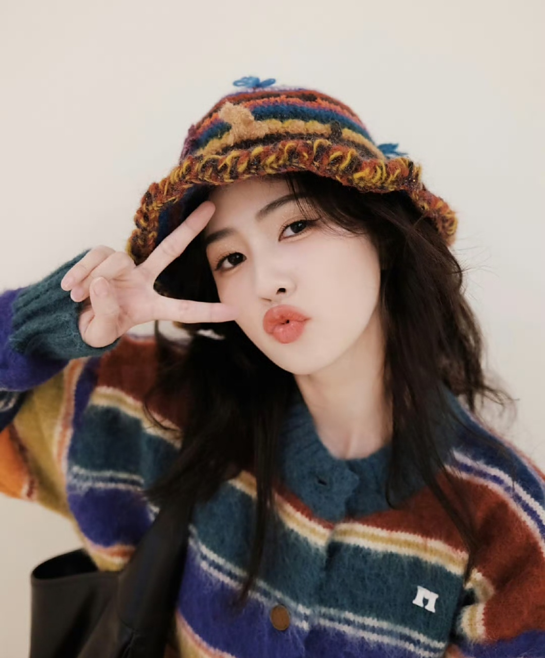 白鹿晒可爱自拍宠粉营业,每一张表情手势都不一样,古灵精怪喜感十足.