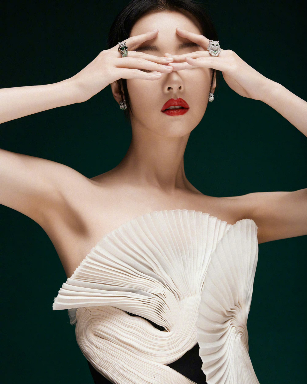 陈都灵亮相中国电影华表奖,剪裁别致的黑白折扇鱼尾裙,搭配红唇盘发