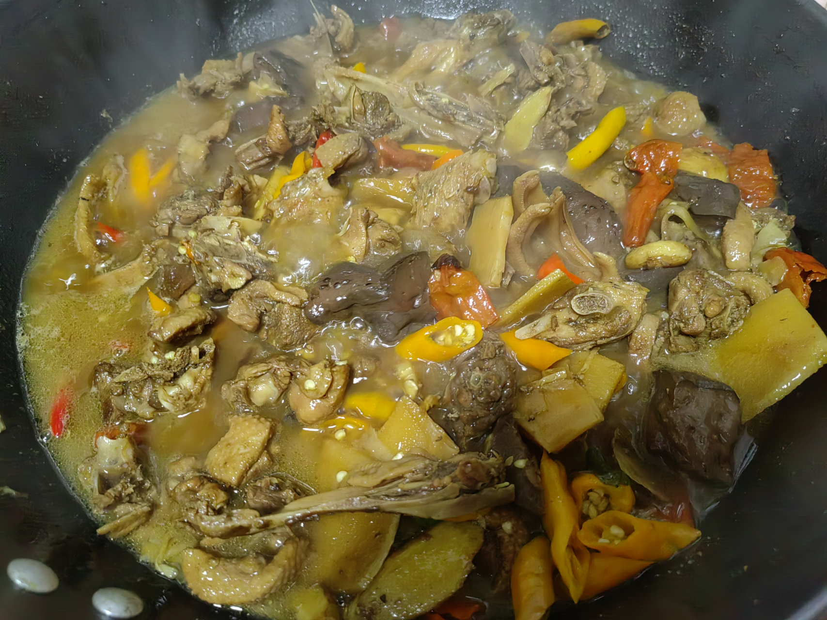 南雄酸笋焖鸭,是一道经典家常菜.看似简单实则不然.