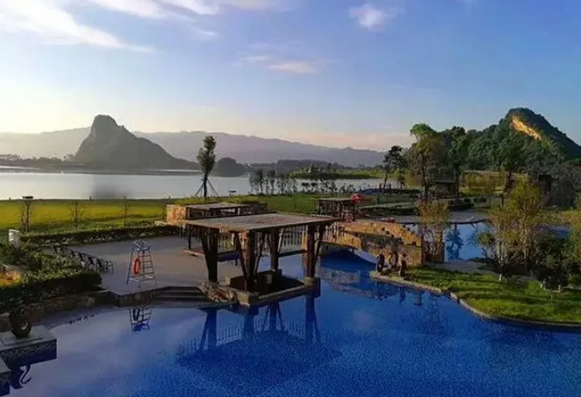 英德栖湖酒店选址直面美丽的浈阳湖,站在酒店大堂即可见水波荡漾之美