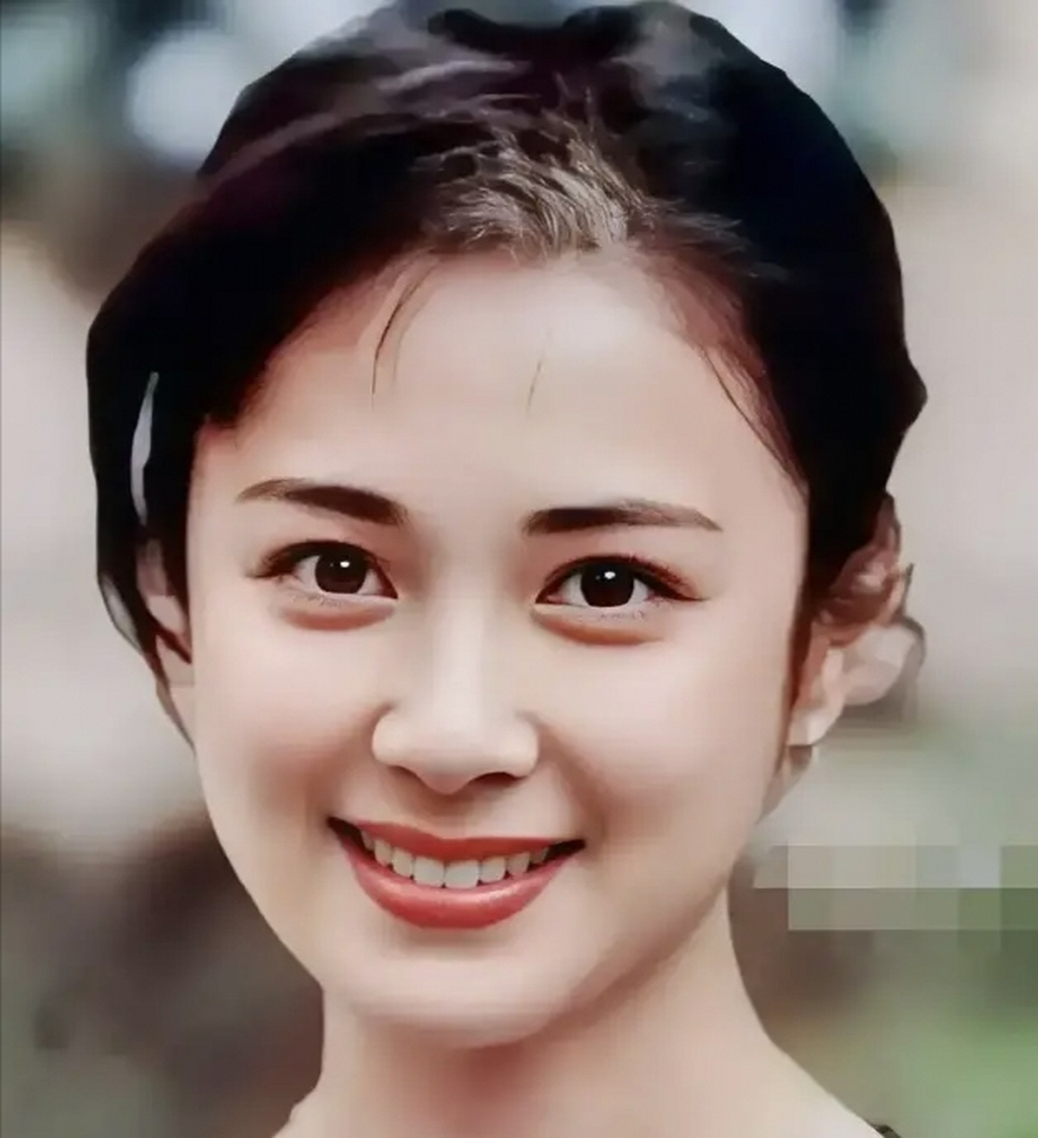 1990年拍摄《封神榜》时,26岁的傅艺伟死活不肯和56岁的达奇拍吻戏,"