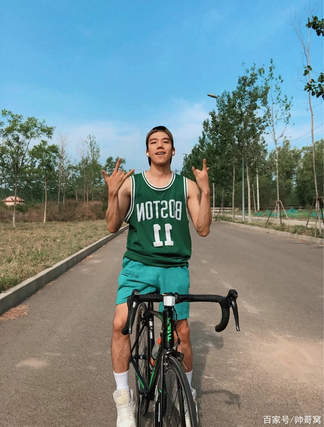 骑自行车旅游的小哥哥图片(骑自行车旅游的小哥哥图片卡通)
