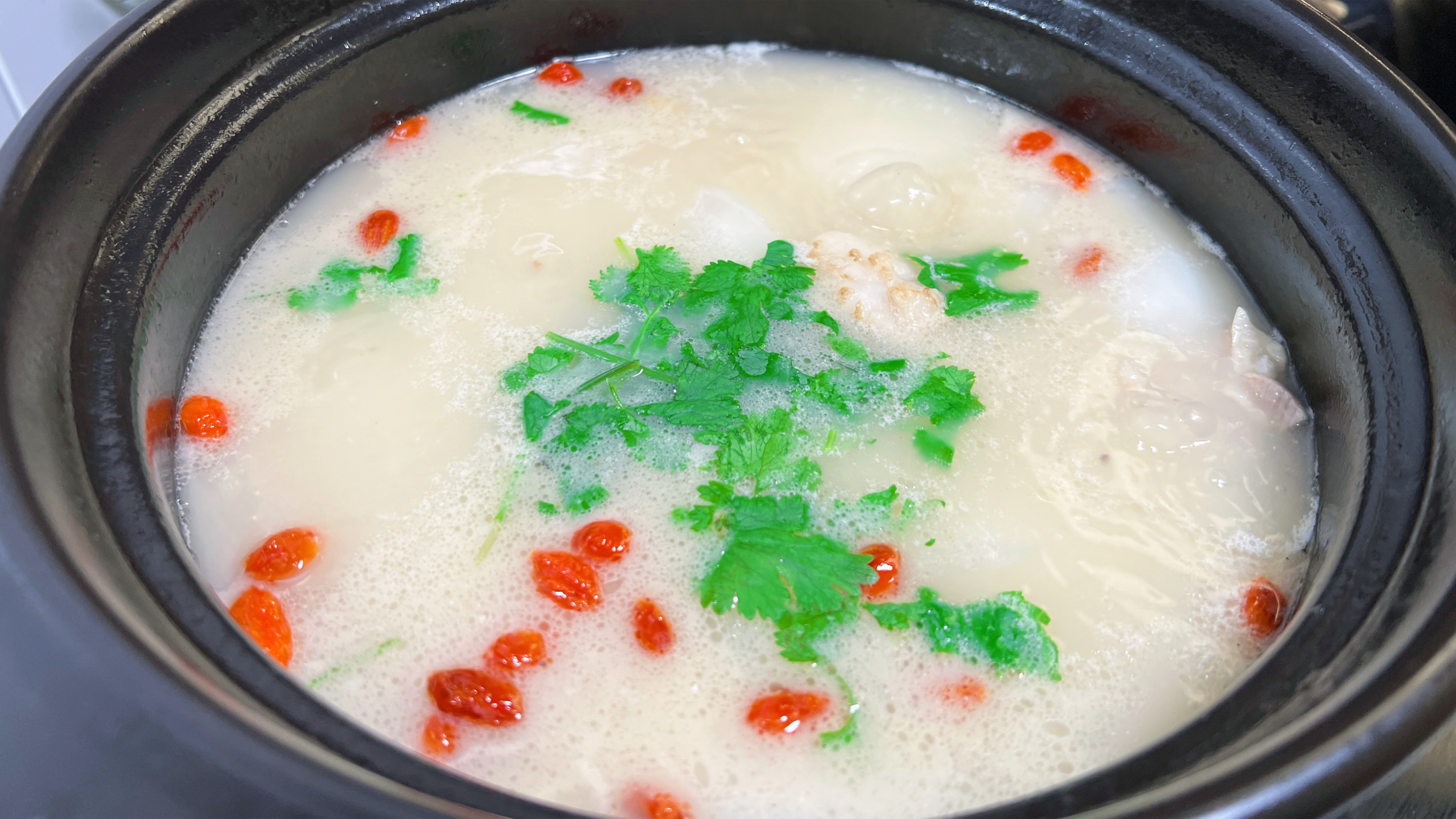 炖羊肉汤,切记不要焯水或直接炖,多加一步,汤鲜肉弹无腥膻味