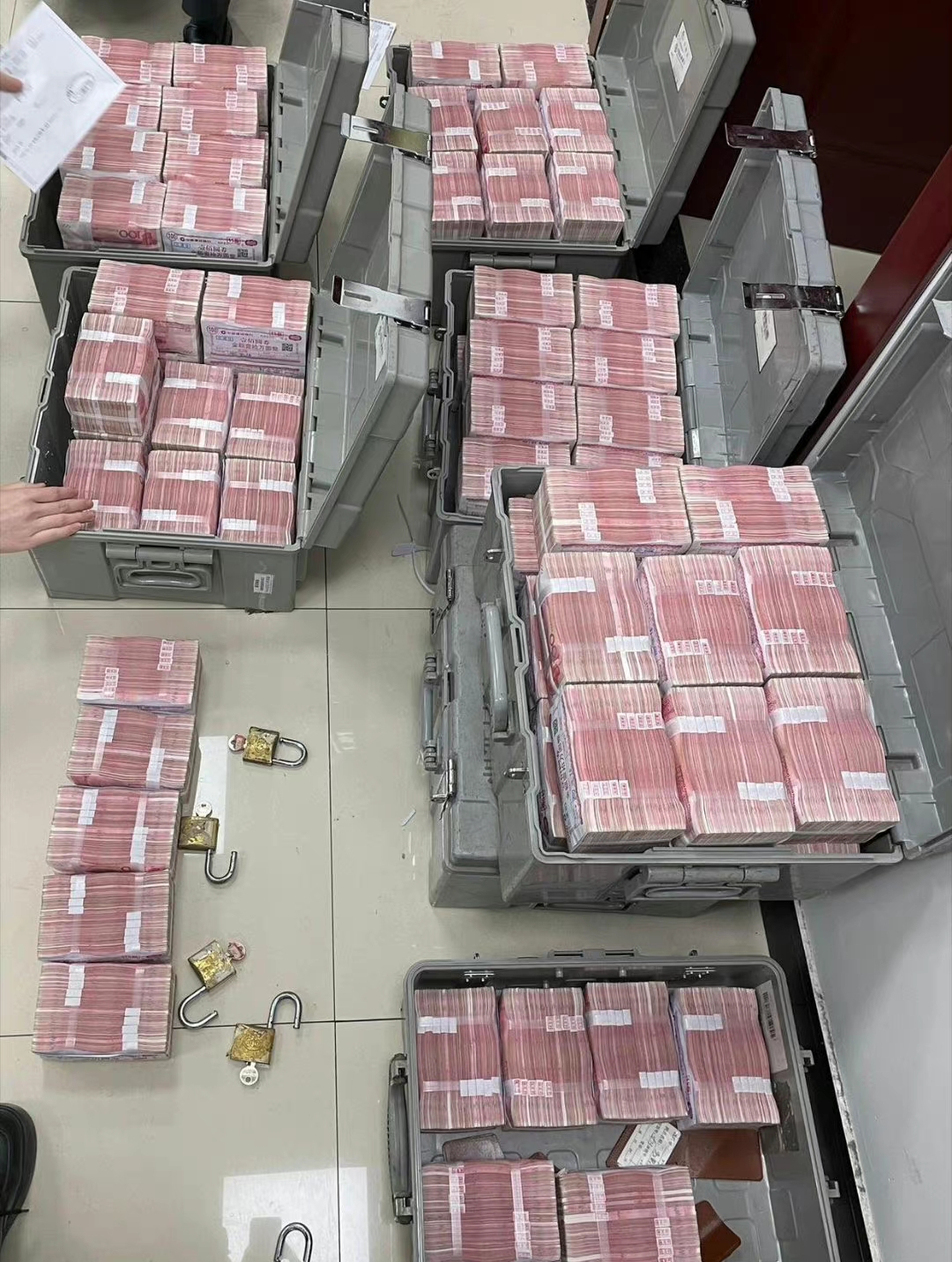 一箱200万,一共1400万,准备买一只股票,你来推荐一下!