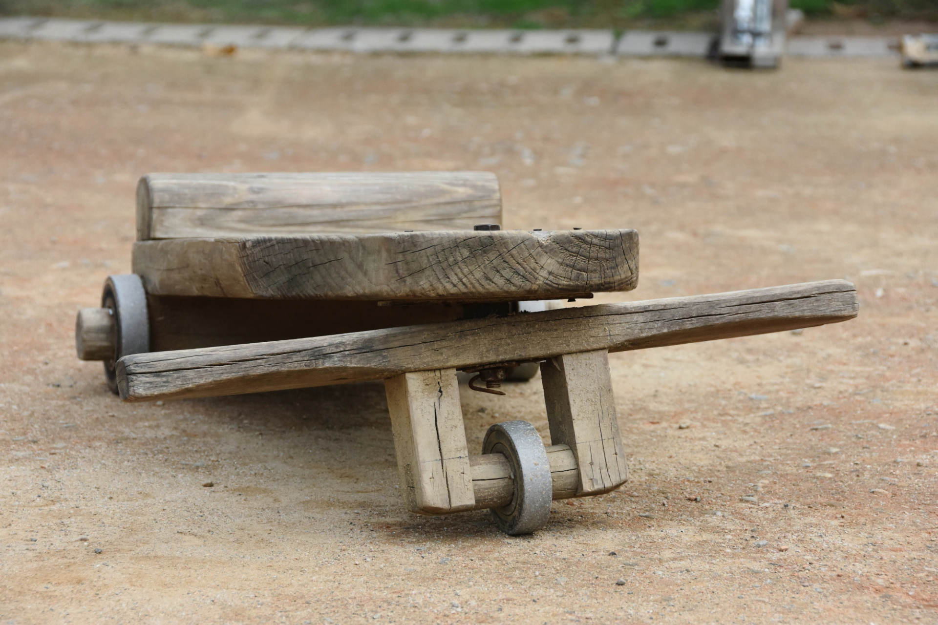 钢铃车,又叫轴承木板车,80后高级自制玩具,童年记忆,你小时候玩过吗?