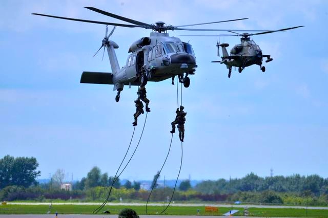 军改后,空降兵军的编制序列内,为何配备空中突击旅?