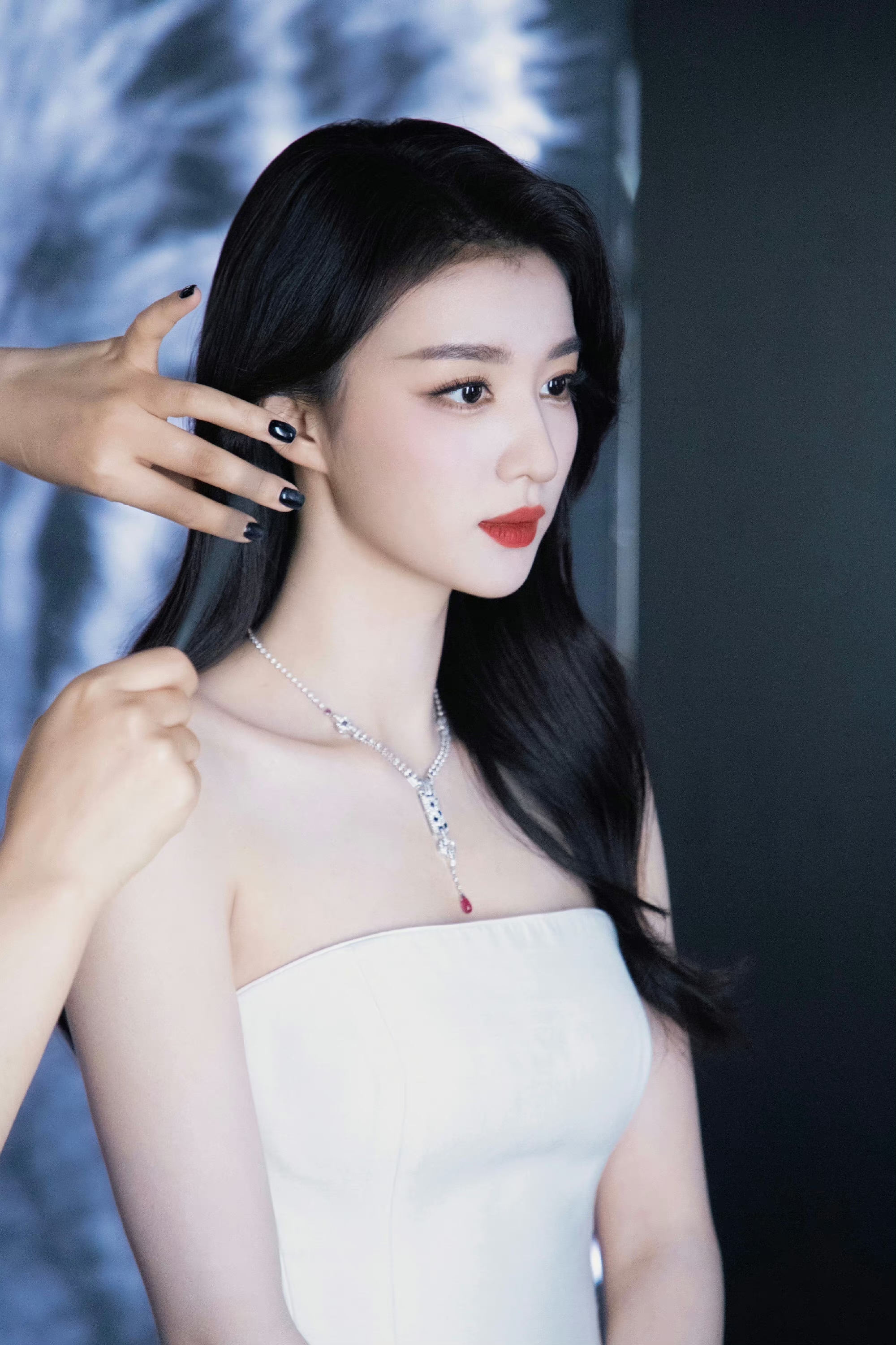 王楚然卷发白裙随拍!