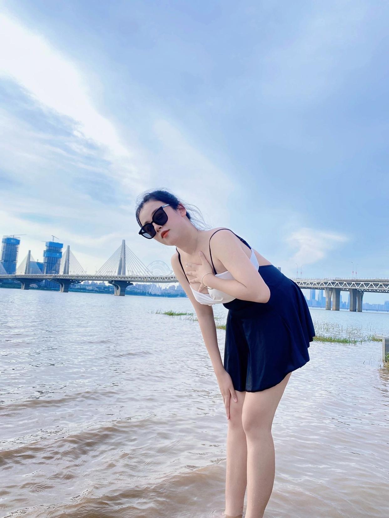 身穿一袭比基尼泳装尽显妙曼身材的美妇