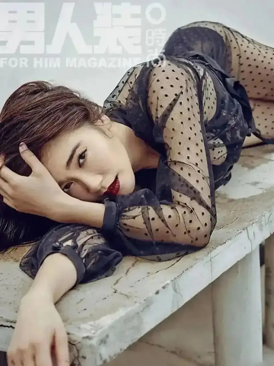 左小青《男人装》时尚性感写真