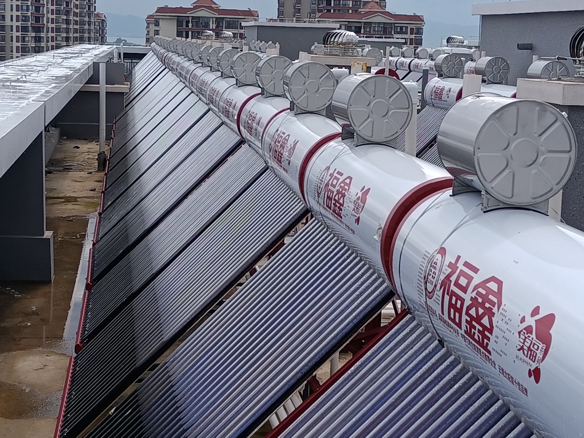 云南太阳能热水器厂家.福鑫太阳能花样年地产安装样板