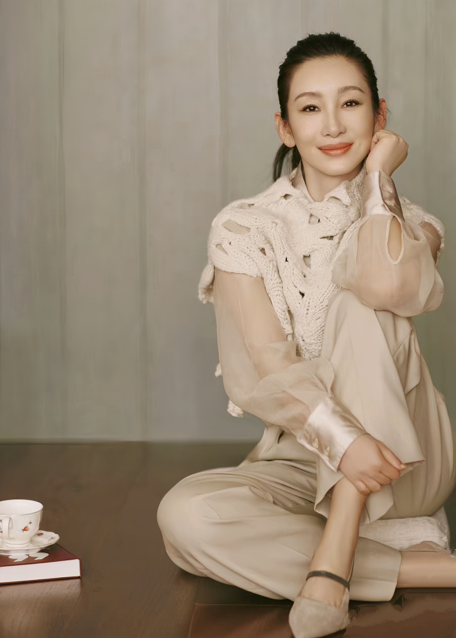 秦海璐曾在一档节目中说范冰冰龙袍那套"把野心都穿身上了",她认为