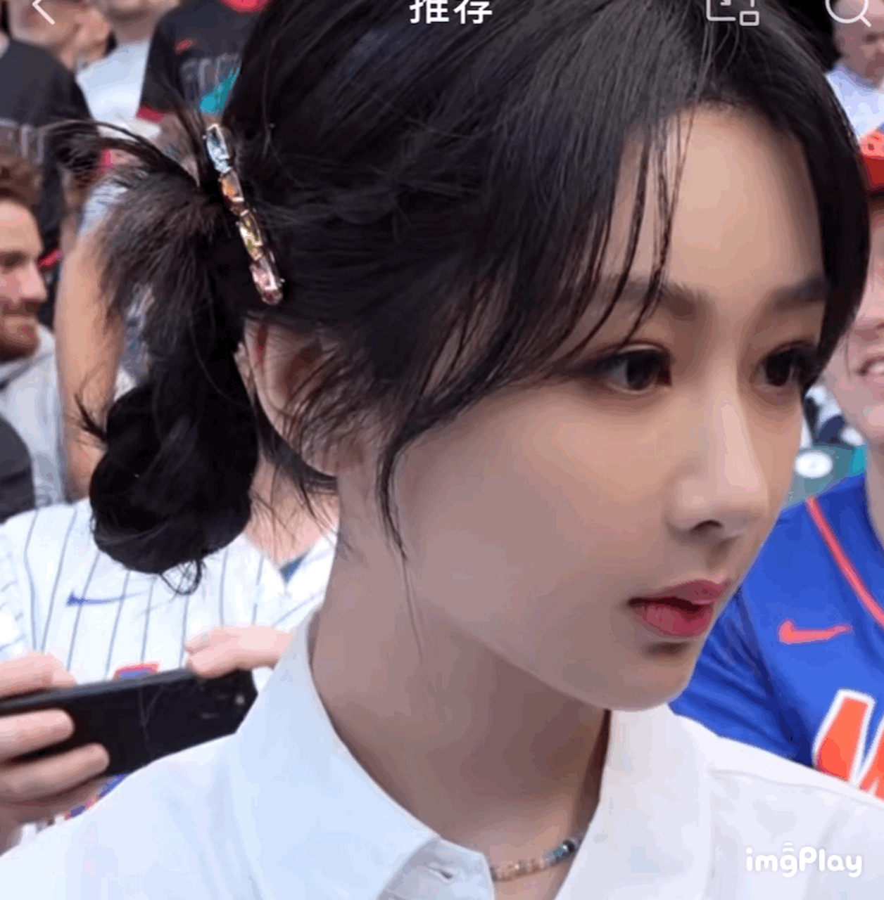 杨紫近期海外路透照 白衬衫,格子裙,双马尾 作为mlb棒球大使,杨紫近日