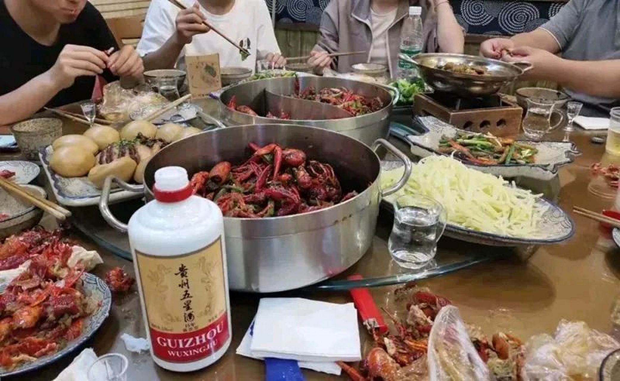 山东一女子乔迁新居,请一众朋友来家里喝酒庆祝,但没想到酒局结束之后