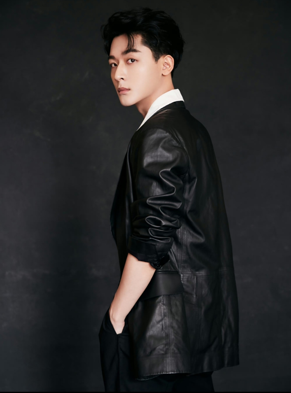 张晚意最新写真释出#娱乐最前沿# 怎么都不笑的#每日娱乐播报