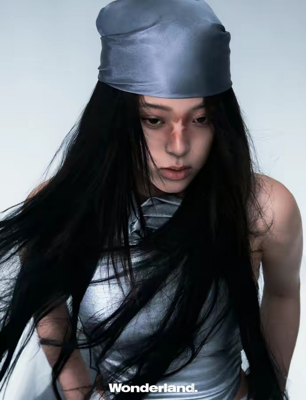 23岁欧阳娜娜wonderland封面,穿皮革文胸秀美腿,演绎性感轻熟女