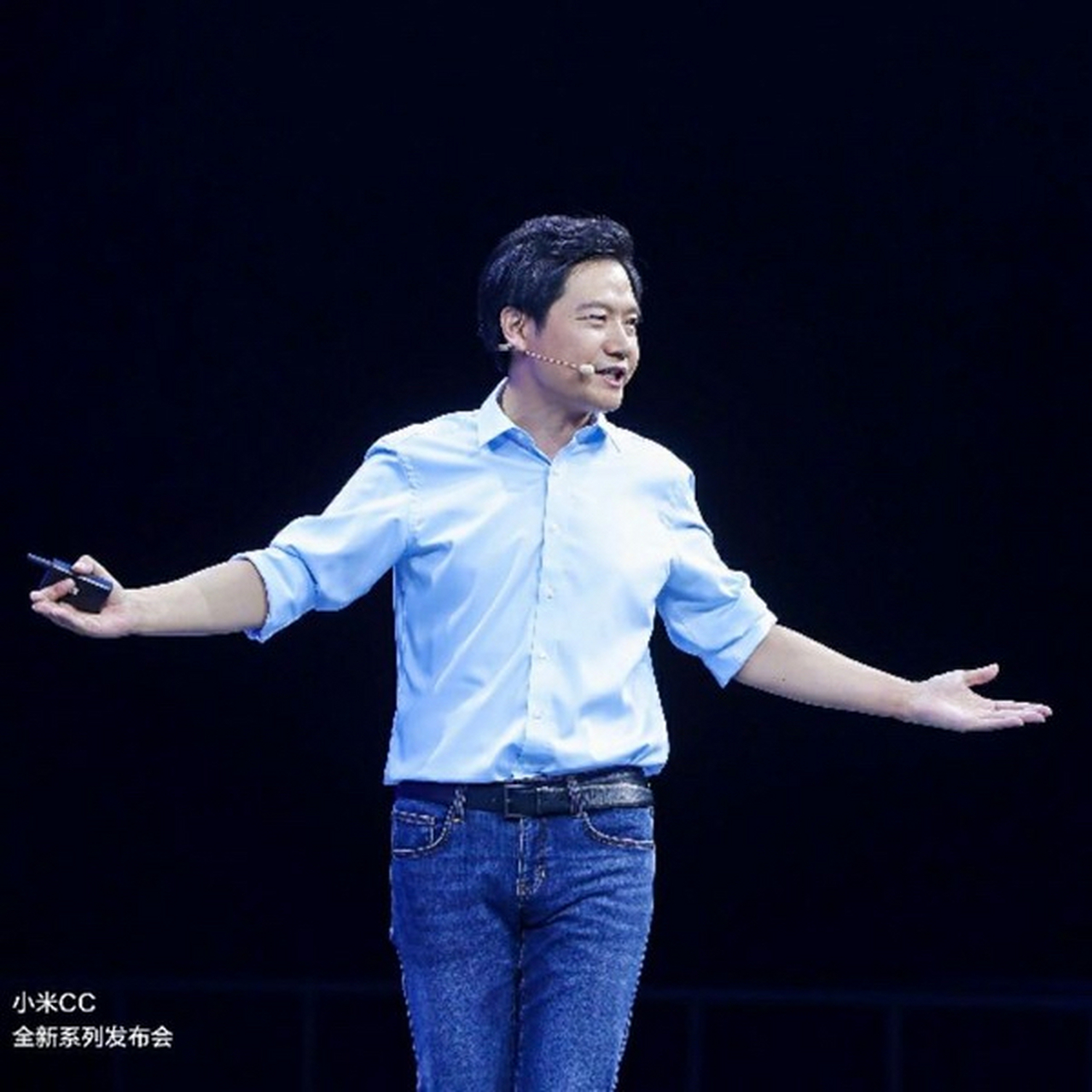 西装配牛仔裤,这是科技大佬雷军引领的小米特色穿搭.