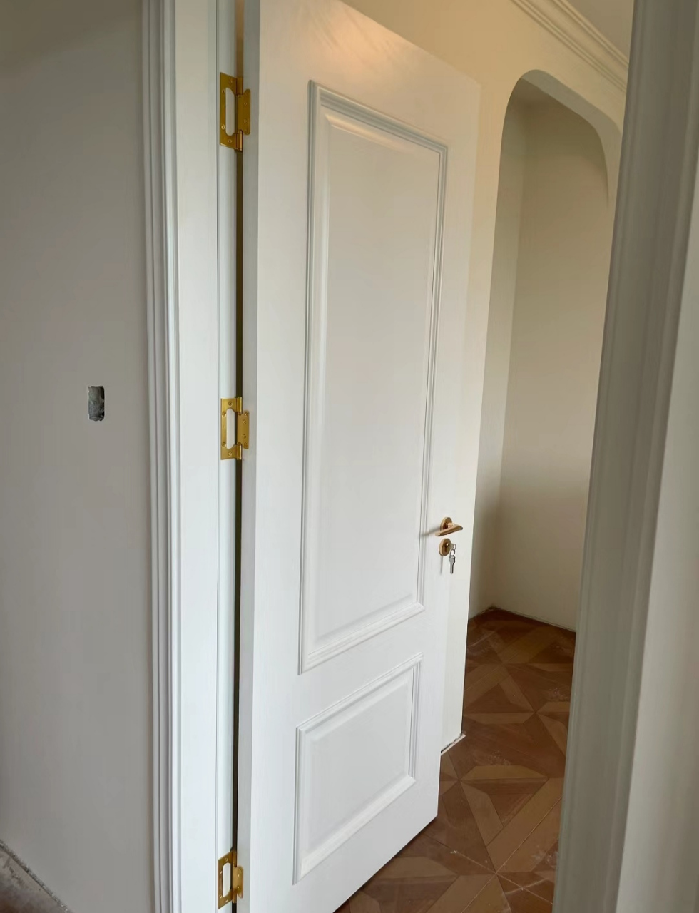 黑色房门和白色房门哪个更好看,纠结中~  黑色造型房门搭配金色五金