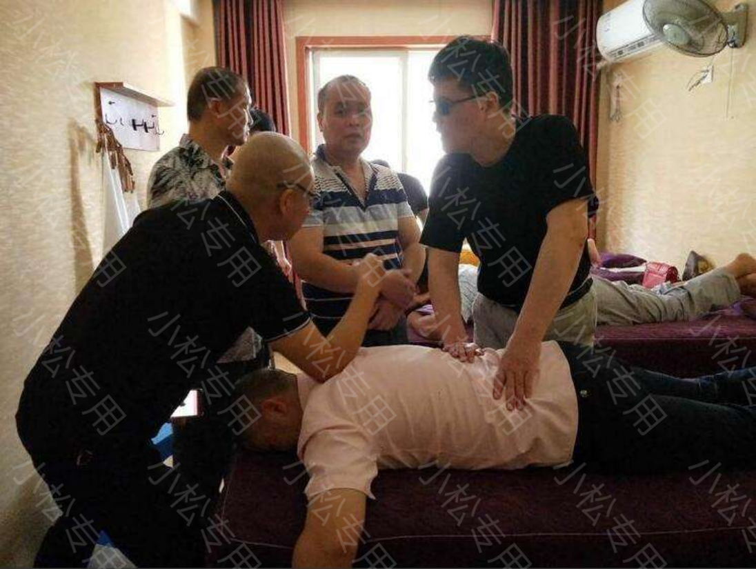 醉酒男找盲人按摩被拒,逼按摩师下跪打耳光,残疾人也敢找我麻烦