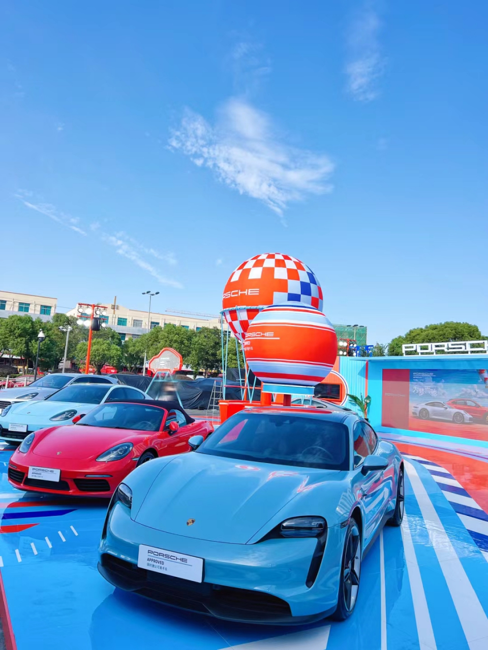 户外车展 陪朋友93过来看车 发现台州保时捷中心重新装修了