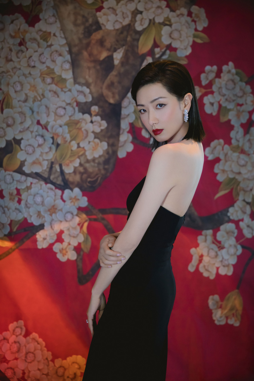 万茜时尚先生盛典红毯 ,黑色抹胸高叉裙优雅性感,茜茜子这么美就不能