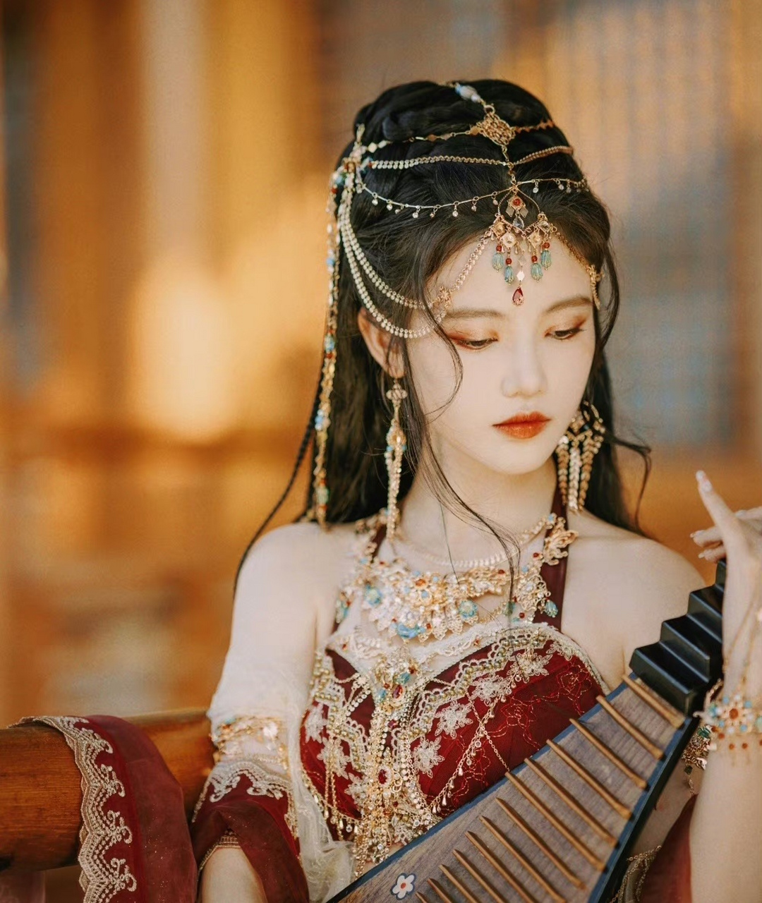 凭借《长月烬明》中小狐狸"翩然"一角圈粉无数的孙珍妮,最新古风造型