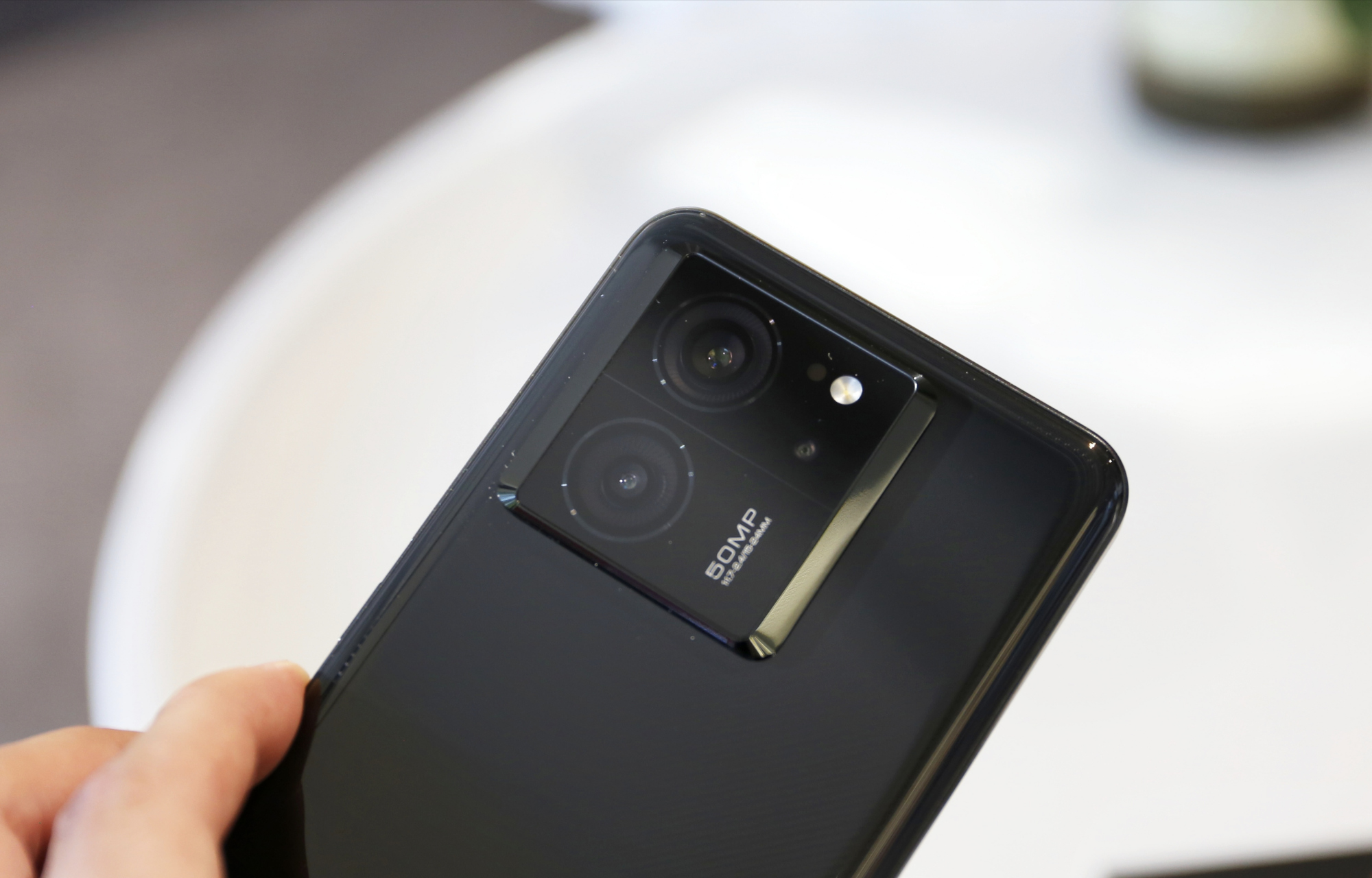 redmi k60 至尊版配备了索尼imx800镜头,这是一款由索尼和小米共同