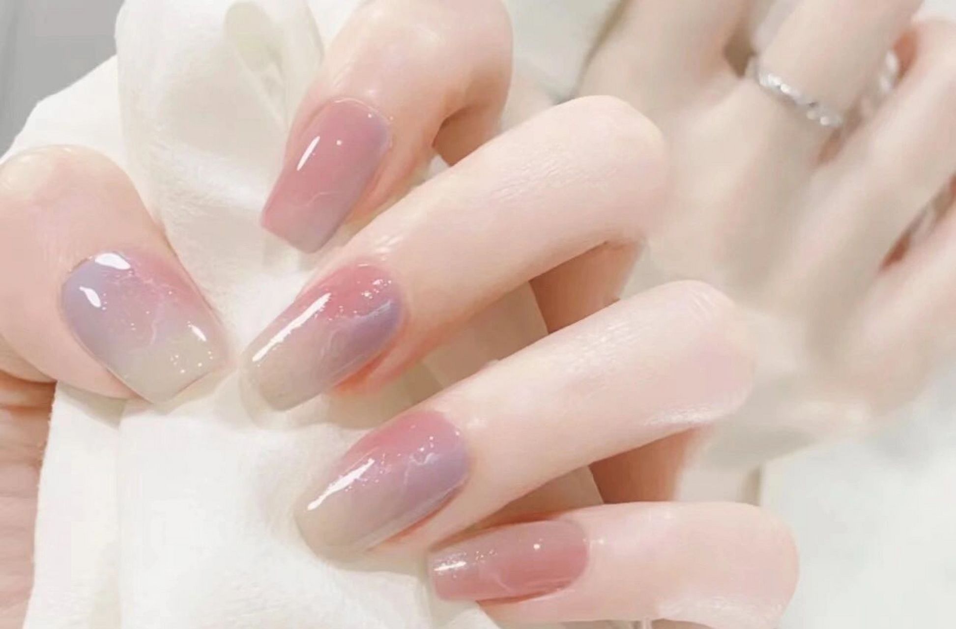 夏日桃子色晕染美甲97 夏天到了,不来一款白里透红的水蜜桃晕染美甲