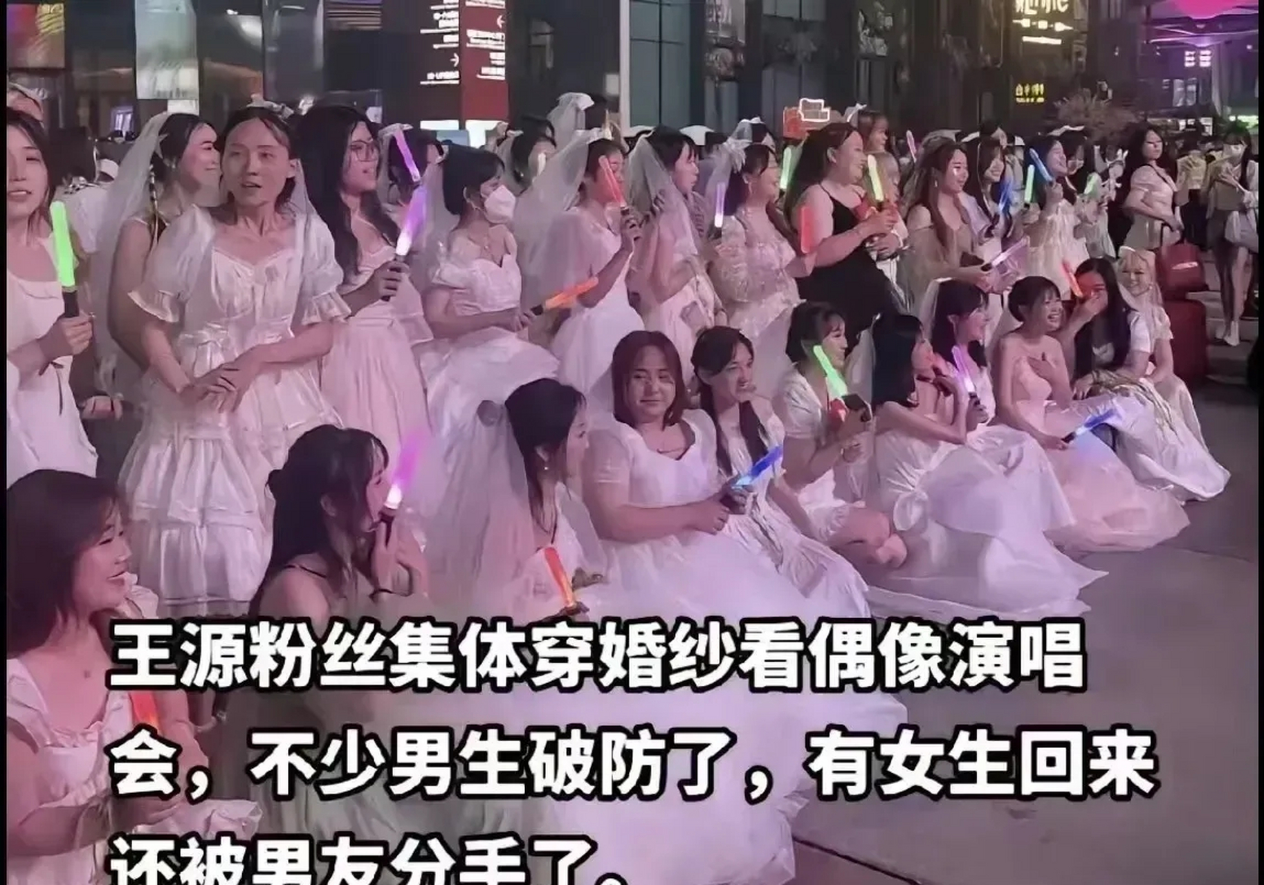 镜头中可以看的出来,这群女生高矮胖瘦都有,而且年龄好像跨度还很大