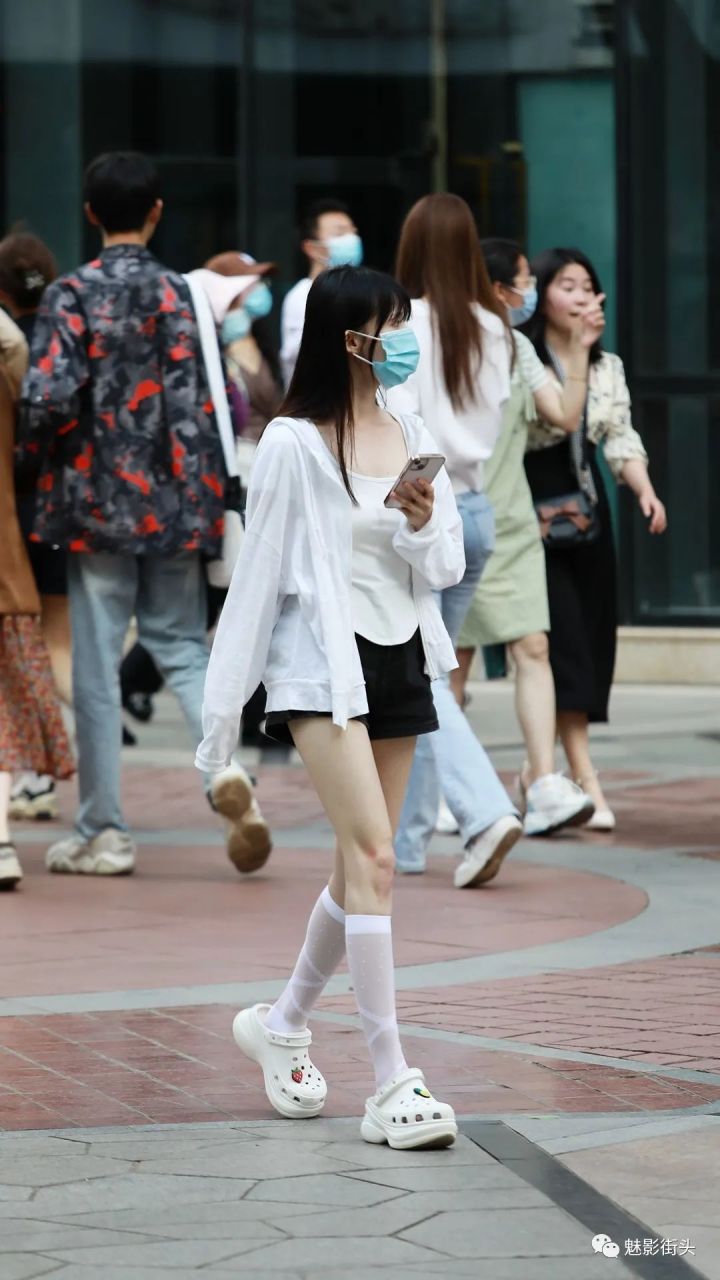 洞洞鞋 小腿袜,这样的搭配少见,休闲风穿搭也能展现大长腿  挺清新的