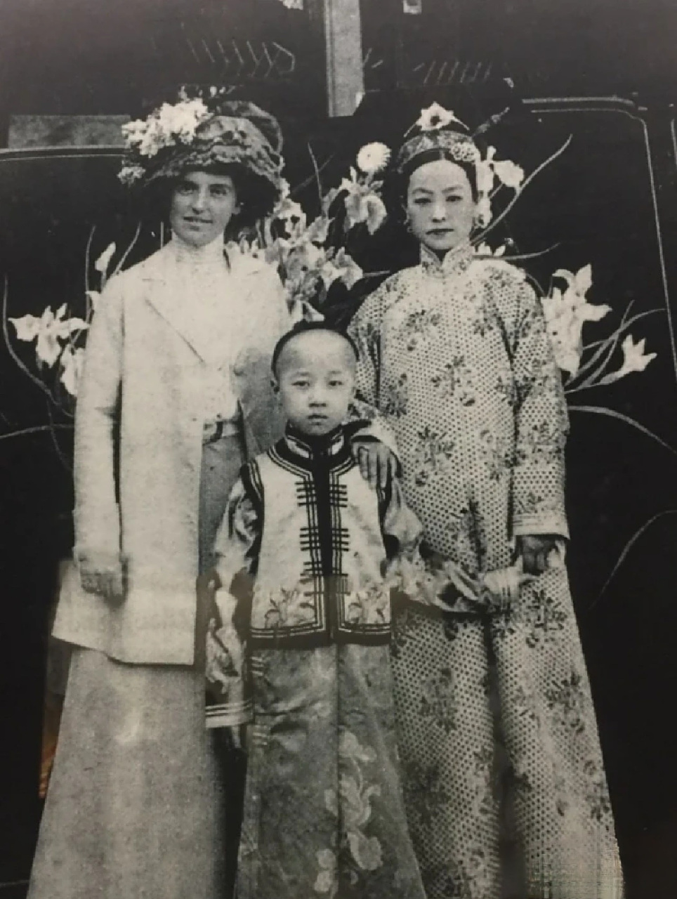 清末王爷镇国公载泽的夫人叶赫那拉·静荣与外国女子以及儿子的合影