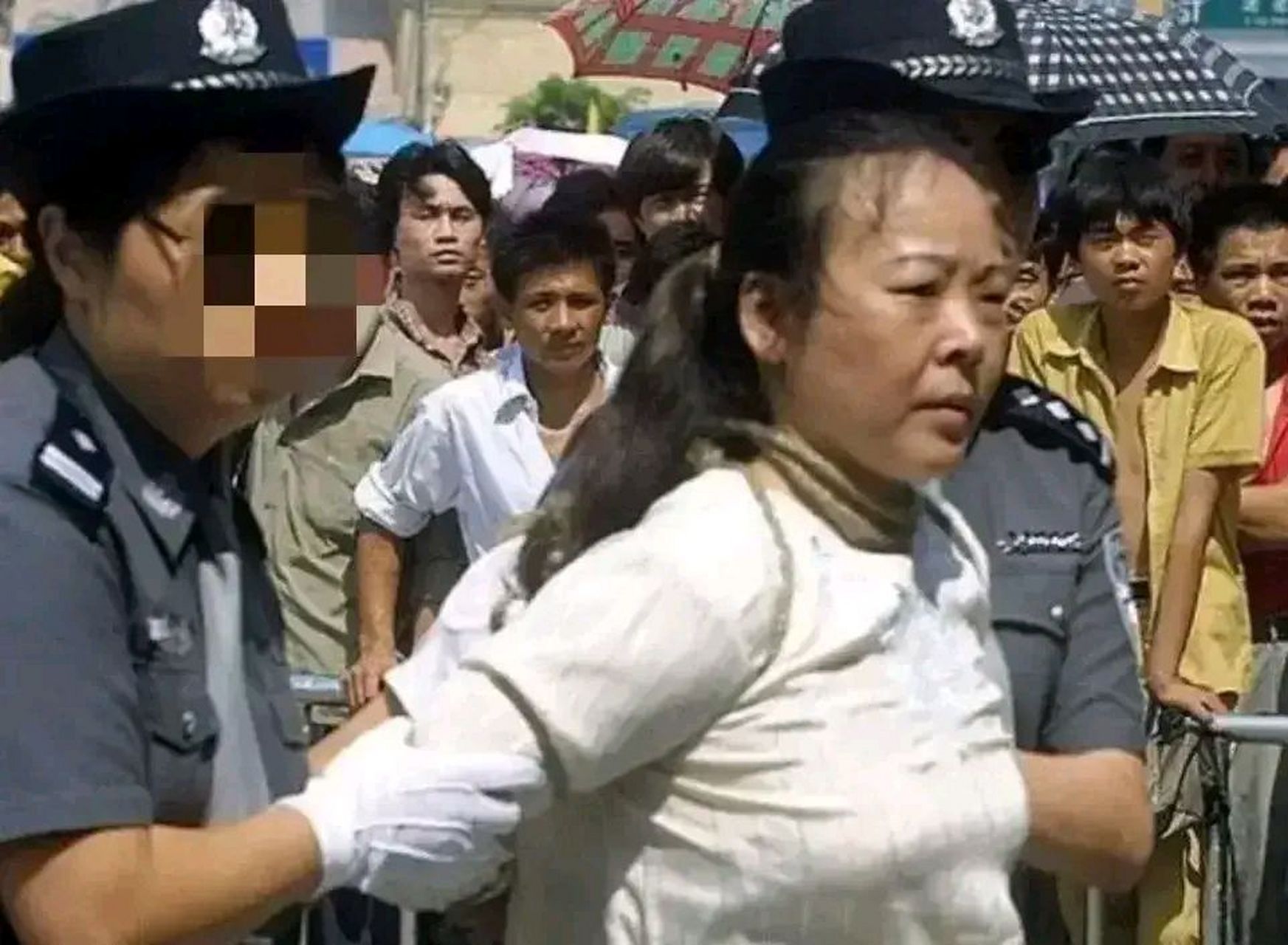2000年有一女犯人五花大绑押到刑场上,欢送的人群人头攒动,不过多为