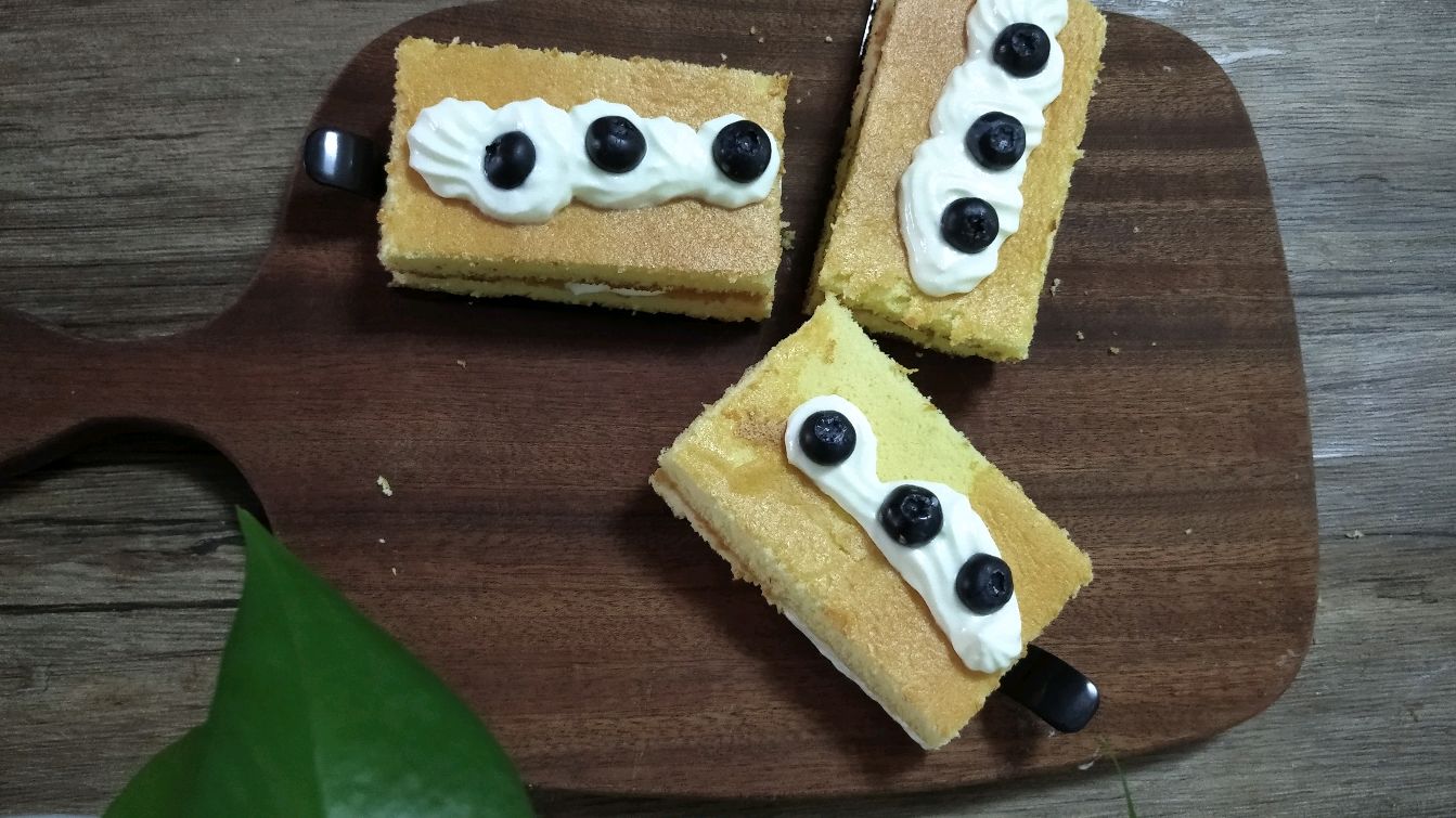 原味小方块蛋糕,抹点奶油,装饰上水果,简单又美味