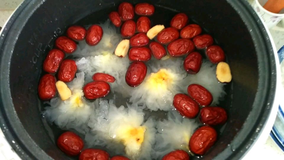 天气越来越热 宝妈做了一锅银耳红枣甜品汤 看着不错