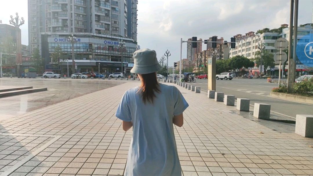 小伙接怀孕33周老婆下班,捡到两张爱达乐购物卡,进店消费还偷吃