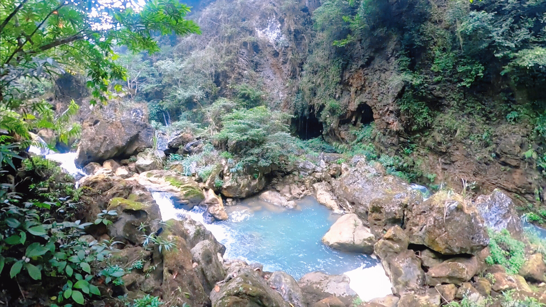 靖西市古龍山大峽谷景區,是一個集瀑布,溶洞,暗河的神奇大峽谷