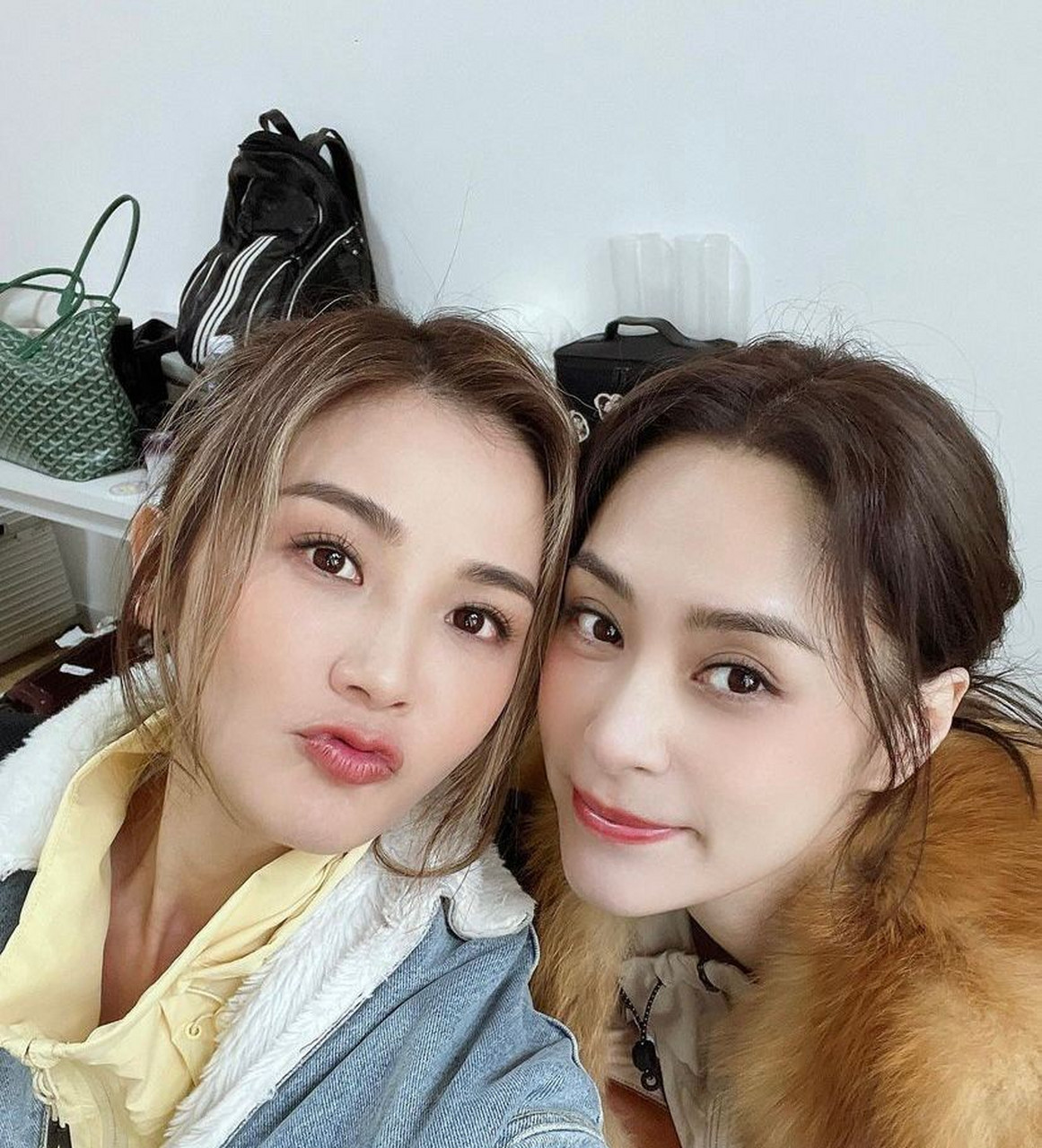 twins,这对令人铭记的双胞胎组合,依旧保持着她们独有的靓丽与性感.