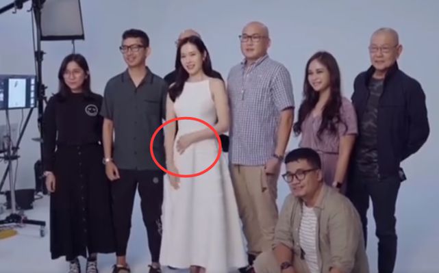 组图：孙艺珍怀孕四个月近照曝光肚子凸起明显用手护宝宝