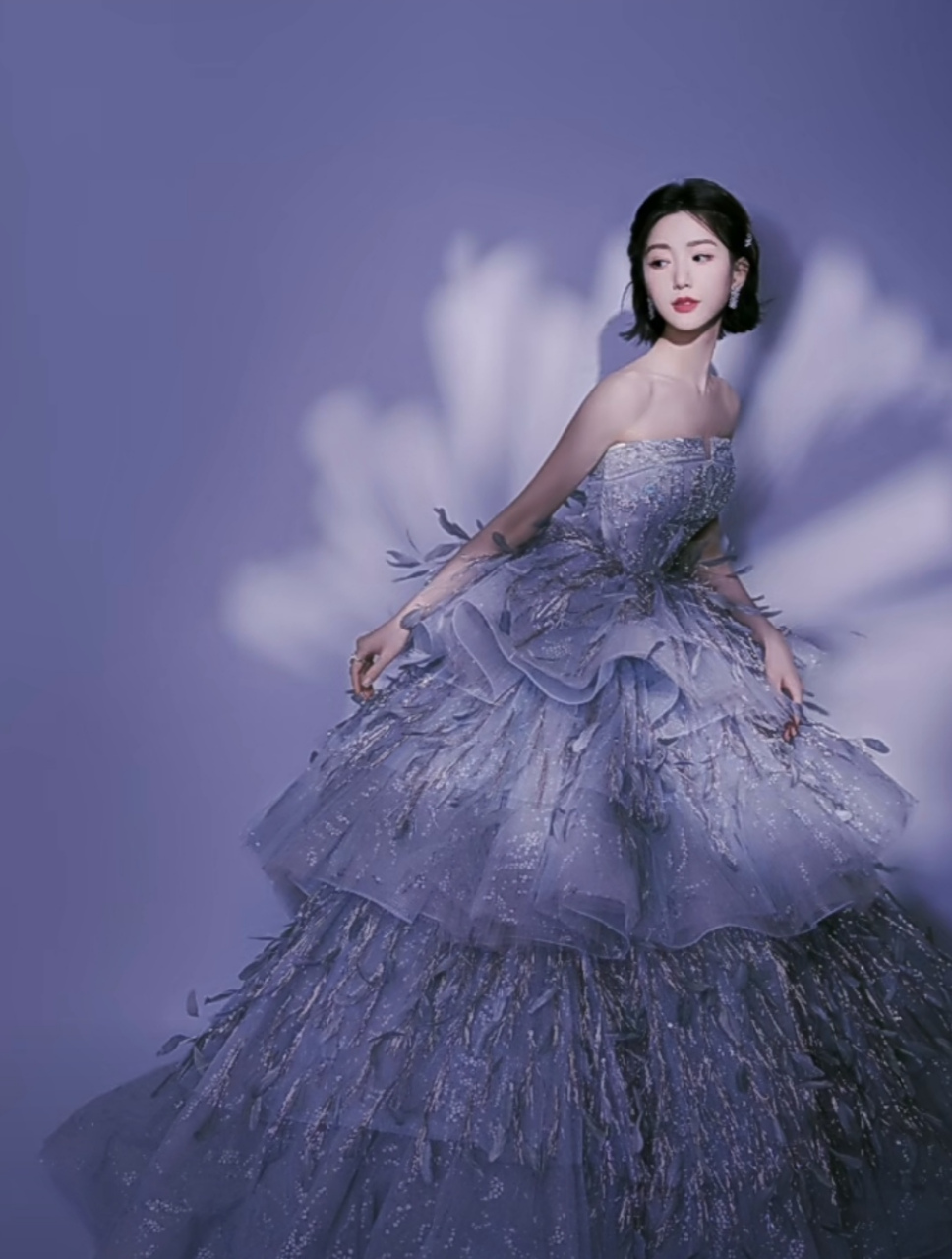 女明星毛晓彤身穿流光溢彩的梦幻羽片晚礼服,犹如蓝色梦幻的可爱公主