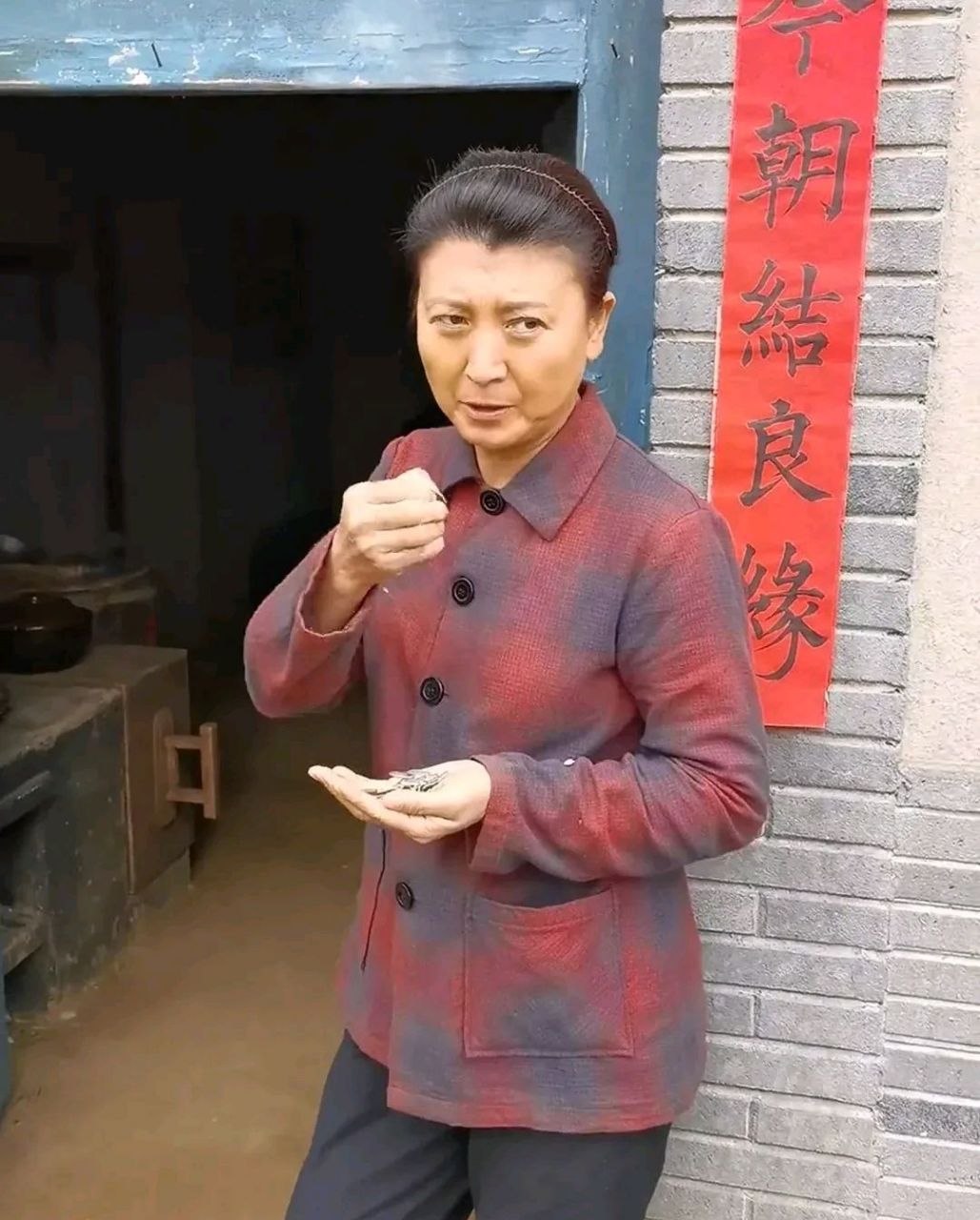 閆學晶演農村婦女靠門口嗑瓜子,這妝容,這動作,表情,把個80年代愛搬弄