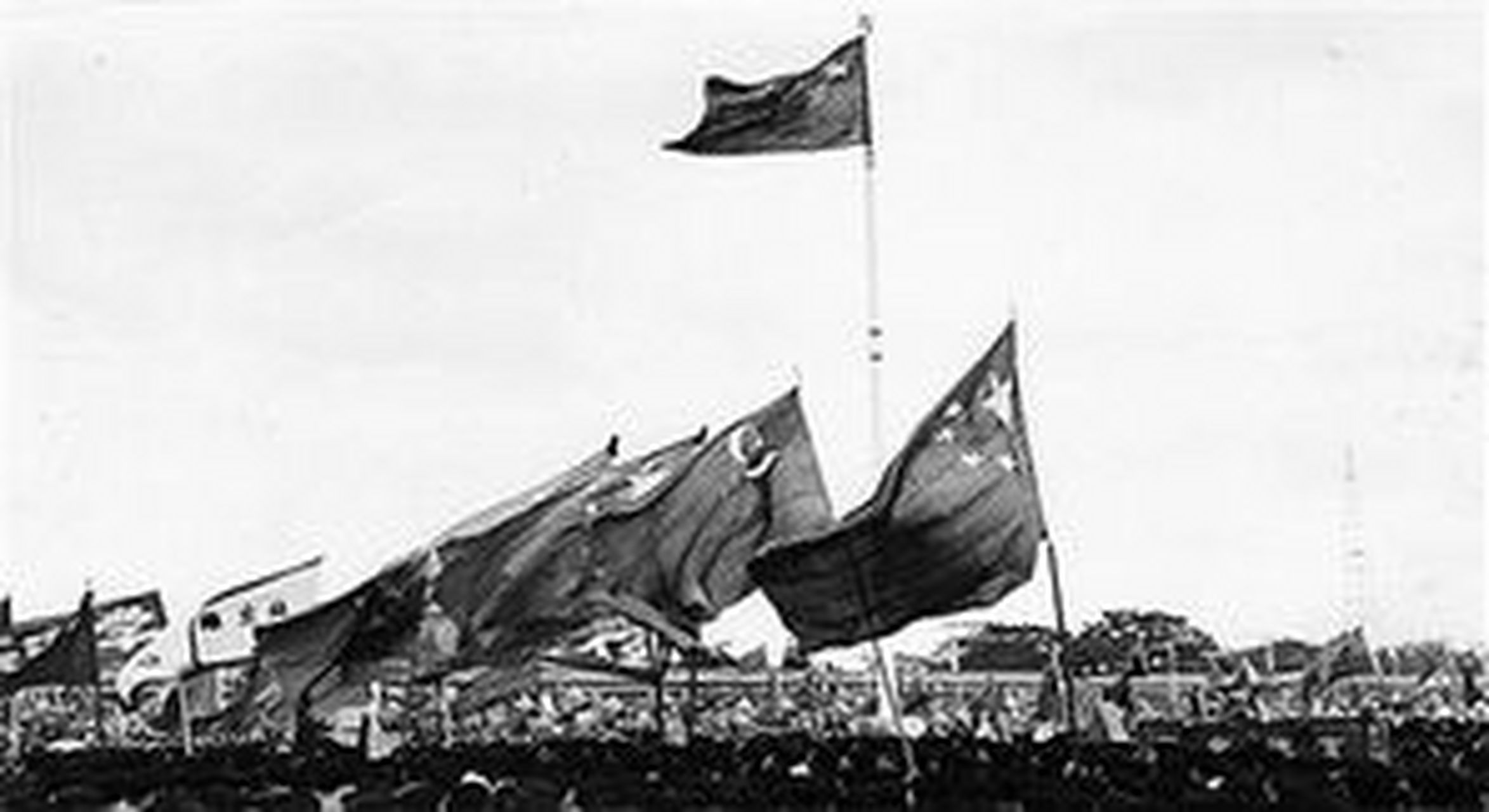 1949年,开国大典上迎风飘扬的五星红旗,翩翩起舞