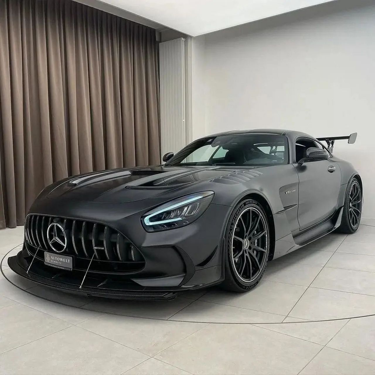 奔驰# amg gtc敞篷跑车,可以说是一个纯粹为塞道而生的跑车,搭载4.