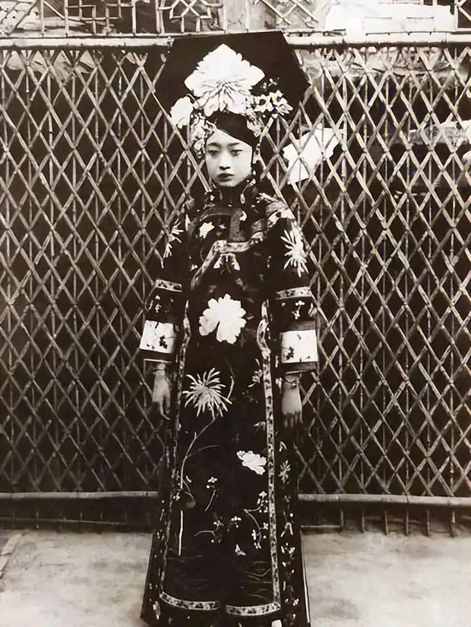 末代皇后婉容的绝美留影,照片中婉蓉穿着华丽的旗袍,头上戴着"大拉翅"