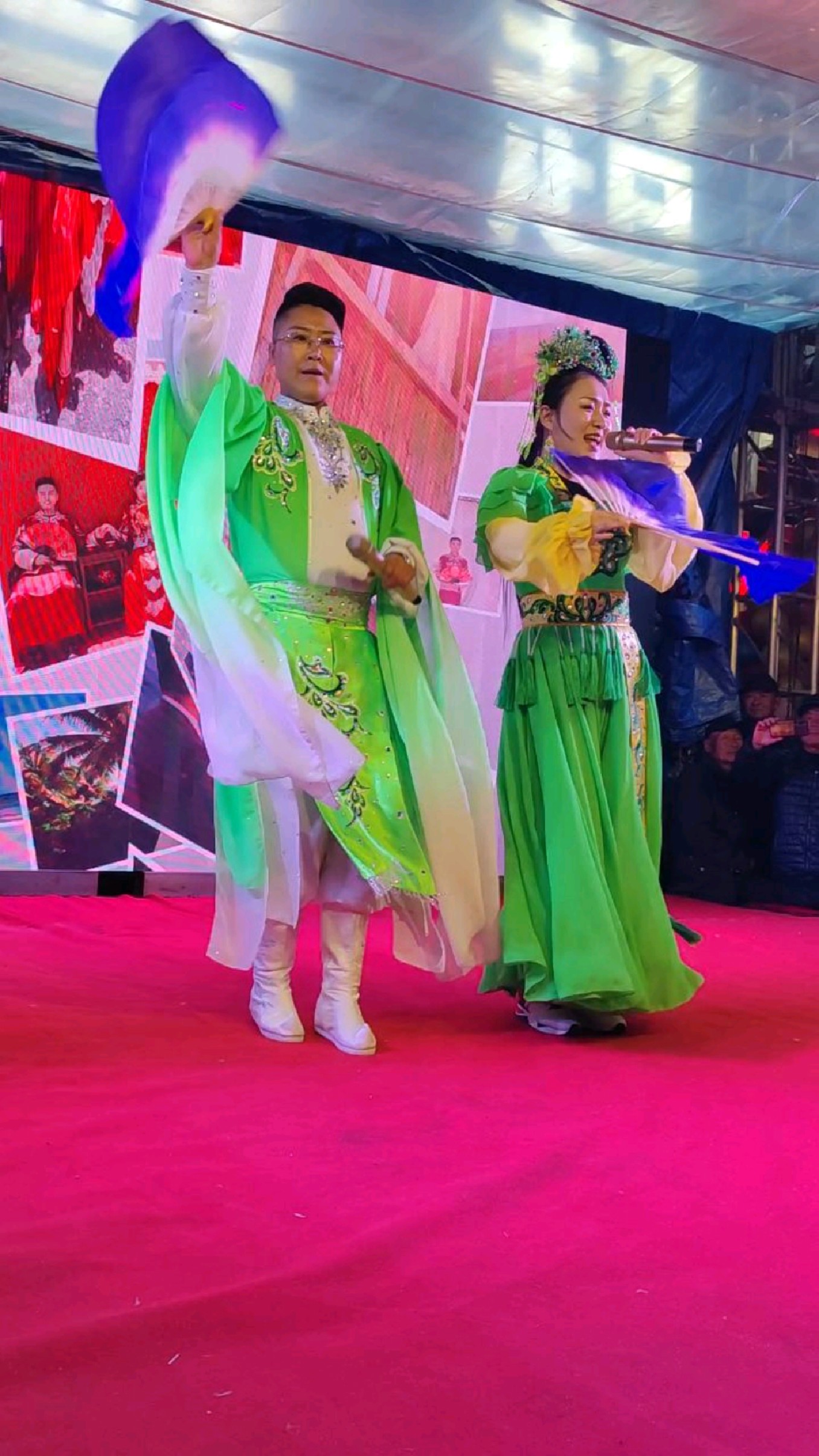 艺人七岁红和沈洪飞在双城区万隆乡万喜隆超市演唱二人转小帽《江北送