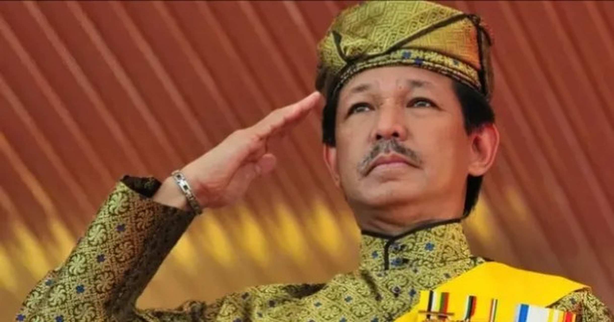 "1997年,文莱国王哈吉打开国库,却发现空空如也,一怒之下全球抓捕弟弟